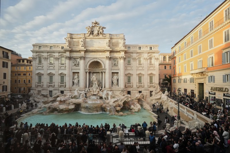 Taxă de acces la Fontana di Trevi. Cât plătesc, de azi, turiștii pentru a vizita faimoasa fântână din Roma