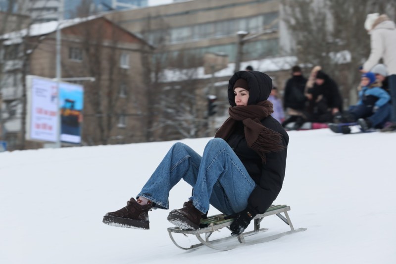 Accident tragic cu o sanie legată de mașină în Olt. Un adolescent a murit după ce a intrat într-un cap de pod