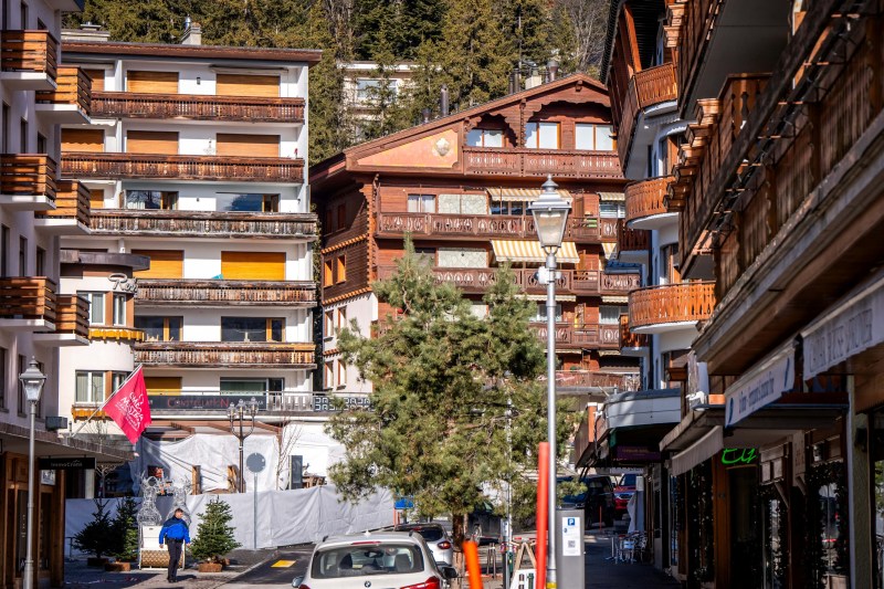 Ce se știe până acum despre tragedia din Elveția. „Am încercat să sparg geamul pentru a ajuta oamenii să iasă”