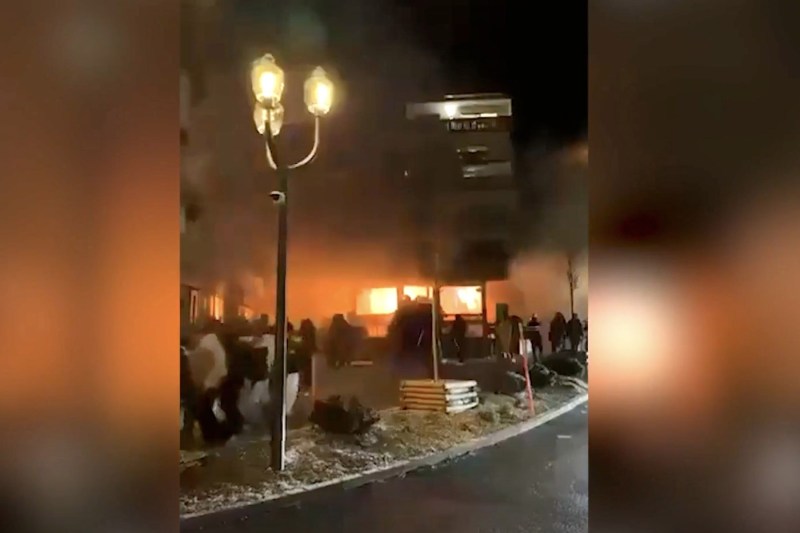 „Ţinea în mâini o lumânare foarte aproape de tavan”. Mărturii din localul dintr-o stațiune de schi din Elveția unde zeci de oameni au murit în incendiu