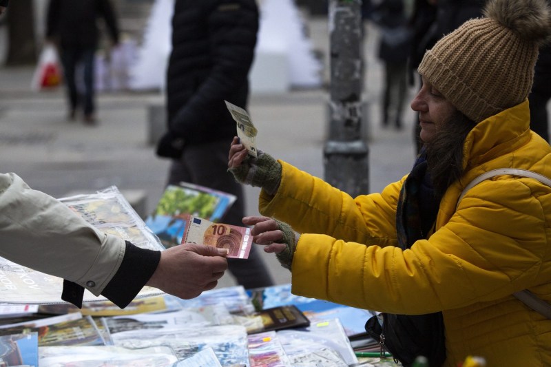 Comercianții bulgari: E o nebunie, nu avem euro pentru rest. Taximetrele afișează sume duble după trecerea la euro