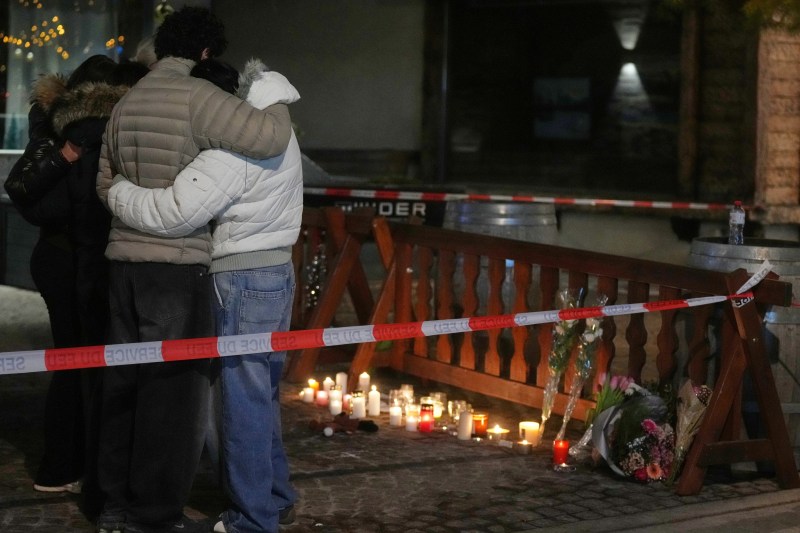 Ce se știe până acum despre tragedia din Elveția. „Oamenii încercau să spargă geamul cu scaunele din bar”