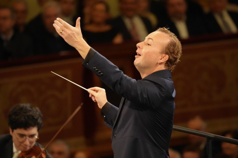 „Clovn cu unghii date cu ojă”. Derapaje homofobe pe seama dirijorului de la Concertul de Anul Nou de la Viena / „O lume întreagă îl aplaudă, la noi curge veninul”