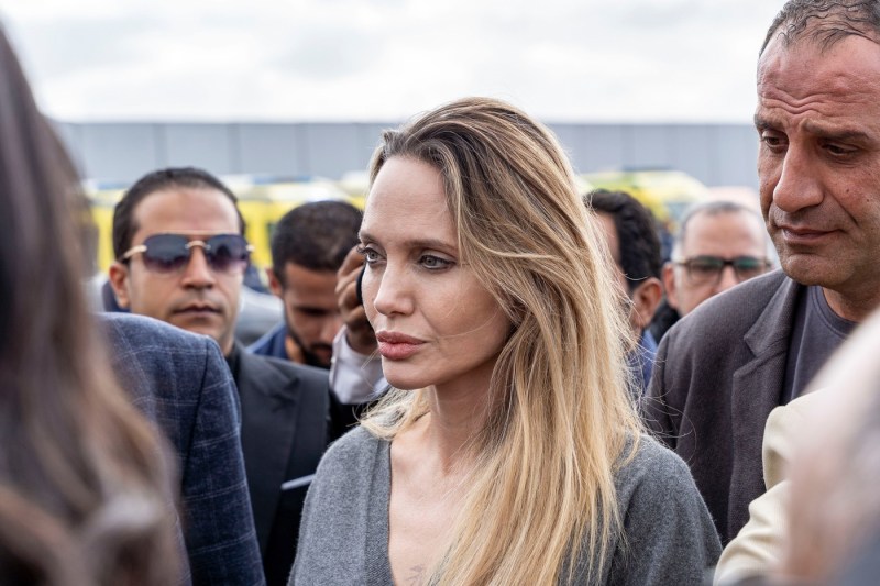 VIDEO Angelina Jolie, prezentă la punctul de trecere Rafah de lângă Fâşia Gaza. Care a fost scopul vizitei actriței, ex-emisar ONU