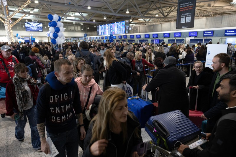 VIDEO Haos pe aeroporturile din Grecia, care au suspendat toate zborurile din cauza unei defecțiuni tehnice pe care autoritățile nu o pot explica. Mii de călători afectați