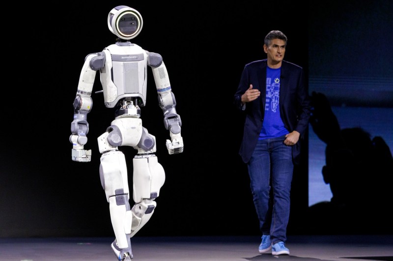 VIDEO. Cum arată și se mișcă robotul care va începe să muncească într-o fabrică de mașini din 2028