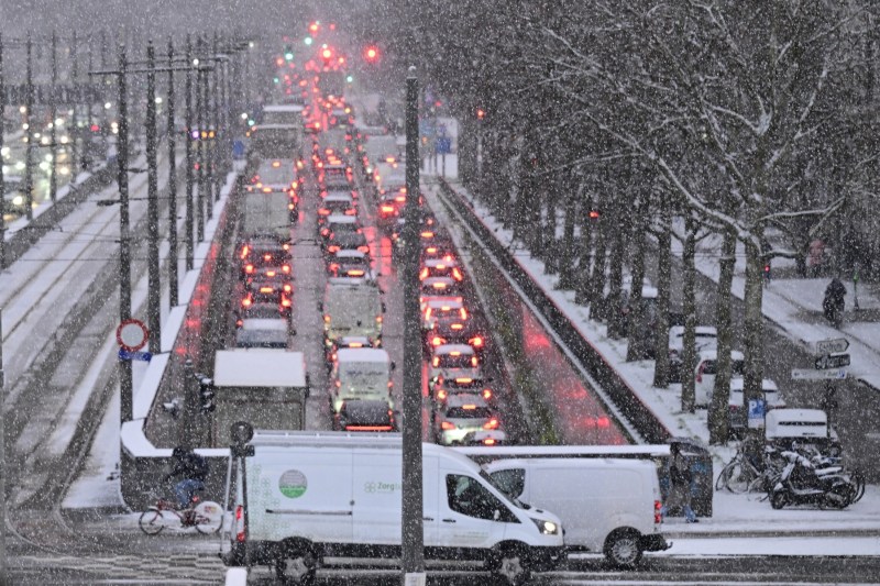 Și mai mult haos pe aeroporturile și drumurile din Europa. Noi valuri de frig și ninsori abundente lovesc întreg continentul