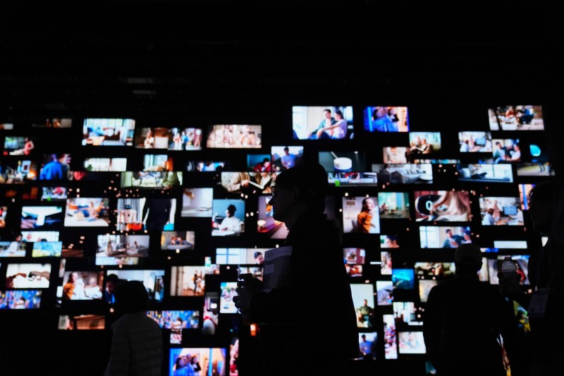 FOTO VIDEO Cum arată un companion anime cu AI care te urmărește de pe birou / Cele mai neobișnuite produse dezvăluite la expoziția tehnologică CES 2026