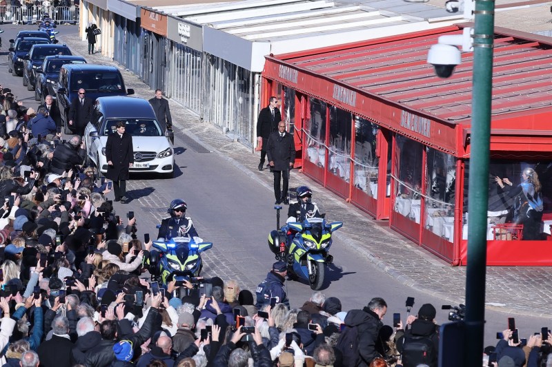 VIDEO Brigitte Bardot, condusă pe ultimul drum de francezi. „A fost cea mai frumoasă femeie din lume”, a spus Mireille Mathieu, care a cântat la înmormântare