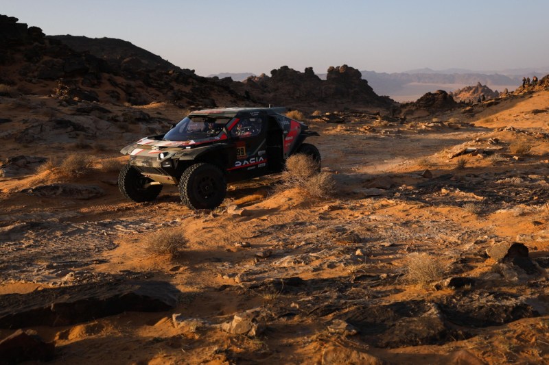 Dacia, zi istorică la Raliul Dakar: piloții mărcii din România ocupă primele două locuri după etapa cu numărul 6