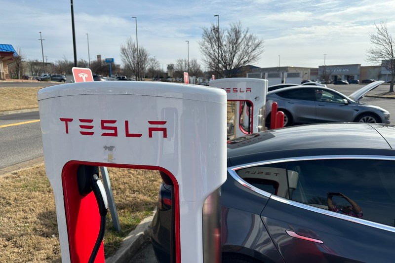 Tesla oprește producția a două modele de lux pentru a face loc „armatei de roboți” a lui Musk