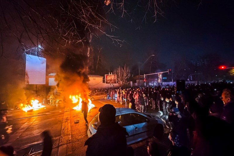 LIVE Focuri de armă în Teheran împotriva manifestanților. Ziua 14 de proteste în Iran, unde internetul este oprit. Donald Trump, mesaj pentru protestatari / „Fara milă”. Avertismentul procurorului general al Iranului pentru protestatari – VIDEO