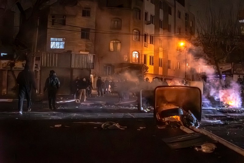 „Când găsesc semnal într-o zonă, forțele speciale intră în case și îi bat pe oameni”, spune un iranian din România / Ce i-a povestit sora lui, aflată în țara măcinată de proteste și reprimări violente