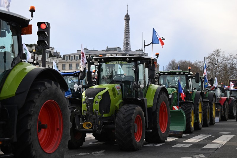 VIDEO Ce căuta un convoi de 350 de tractoare, încă de la prima oră a dimineții, în Paris? „Prea multe reguli ucid regulile”
