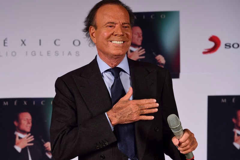 Julio Iglesias, protagonistul unui scandal sexual. Acuzațiile formulate de două fosta angajate ale artistului