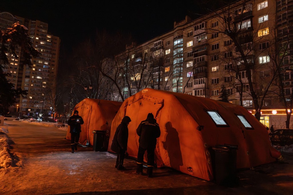 Punct public de încălzire și acces la curent electric în Kiev, 16 ianuarie 2026. Foto: SOPA Images Limited / Alamy / Profimedia