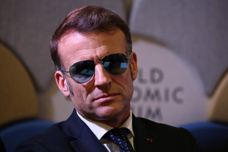 „Top Gun” la Davos. Ochelarii lui Macron au isterizat internetul și au blocat site-ul oficial al producătorului / Cât costă accesoriul