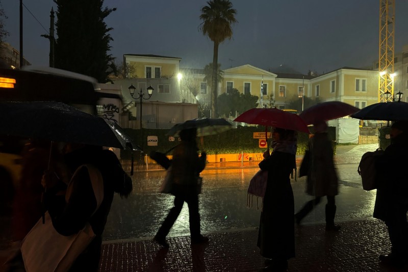 VIDEO Grecia, sub cod roșu. Furtună la Atena, ninsori la Salonic