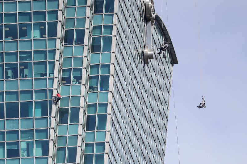 VIDEO Un alpinist a escaladat un zgârie-nori de peste 100 de etaje fără coardă și echipament de protecție