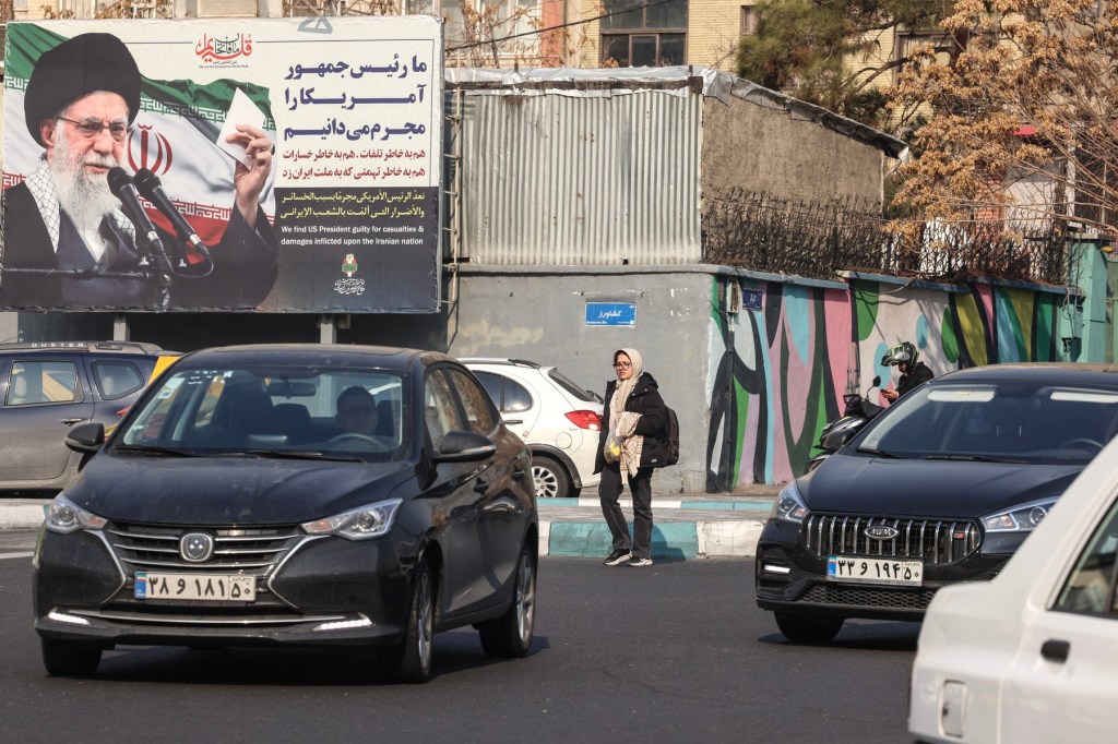 Un panou cu Ayatollahul Ali Khamenei în Teheran, ianuarie 2026. Foto: ATTA KENARE / AFP / Profimedia