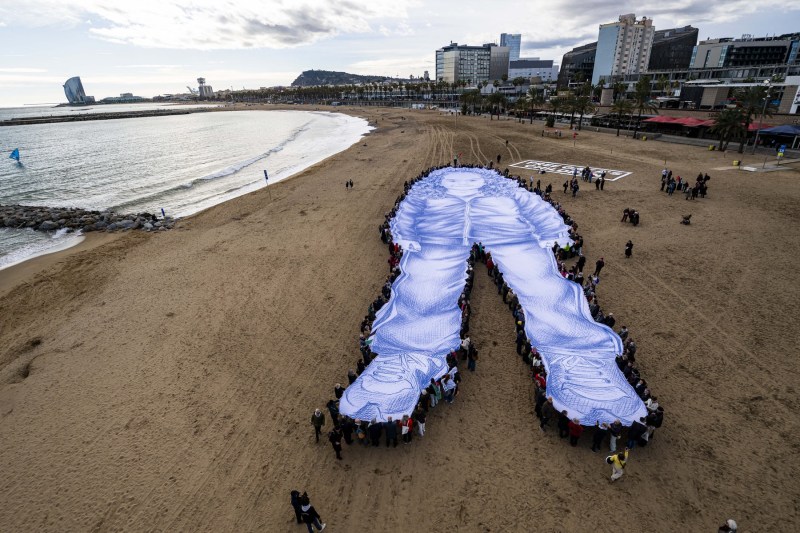 FOTO/VIDEO Un portret gigantic a apărut pe o plajă din Barcelona