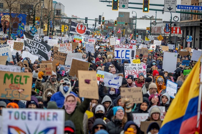 Demonstrații masive în Minneapolis după împușcarea fatală a unei femei de către un agent ICE: „Cerem dreptate pentru Renee”