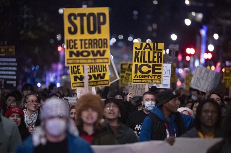 Protestele au ajuns la ușa lui Trump după ce un agent ICE a ucis o femeie în Minneapolis / Alți doi oameni au fost împușcați de un agent federal în Portland