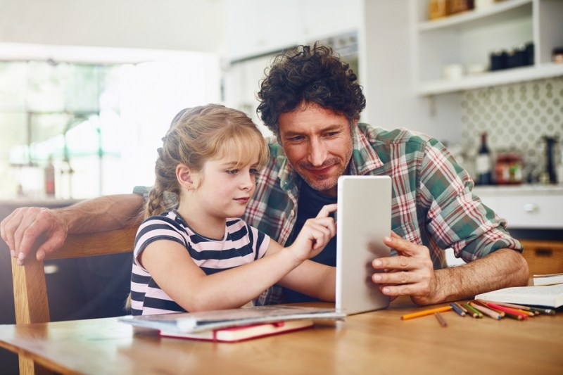 Cum transformați inteligența artificială dintr-o „mașină de răspunsuri” într-un instrument de învățare activă pentru copii. Expert: „Folosiți-o ca accelerator cognitiv, nu ca înlocuitor al gândirii”