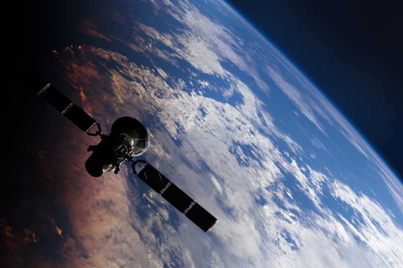 Satelit în orbită. Imagine ilustrativă de Mikael Damkier / Shutterstock