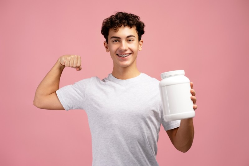 Copilul adolescent vrea să încerce suplimente pentru sală? La ce riscuri se expune