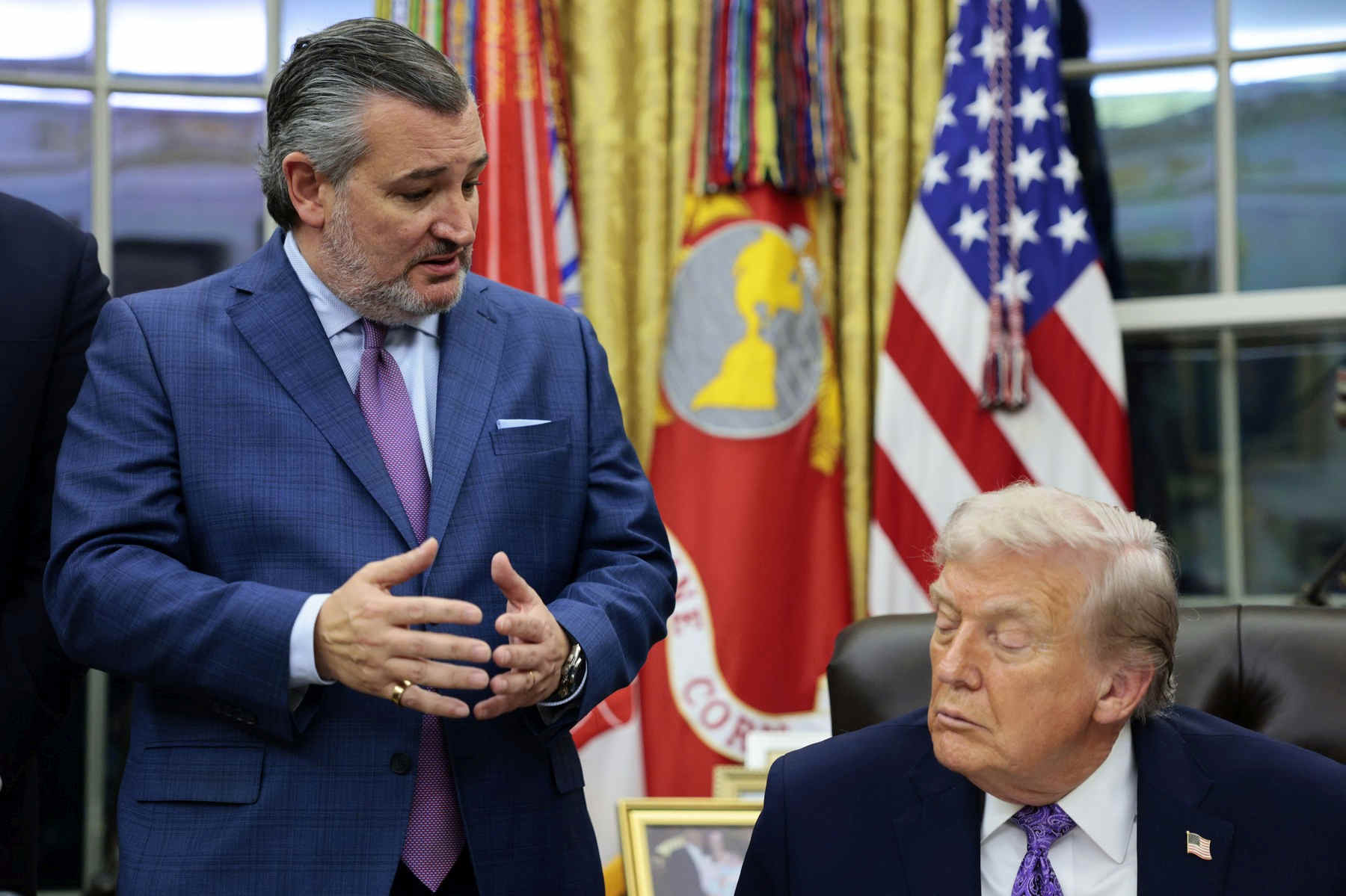 „Este complet iresponsabil”. Oameni din tabăra lui Trump atacă decizia care scutește Rusia de sancțiuni