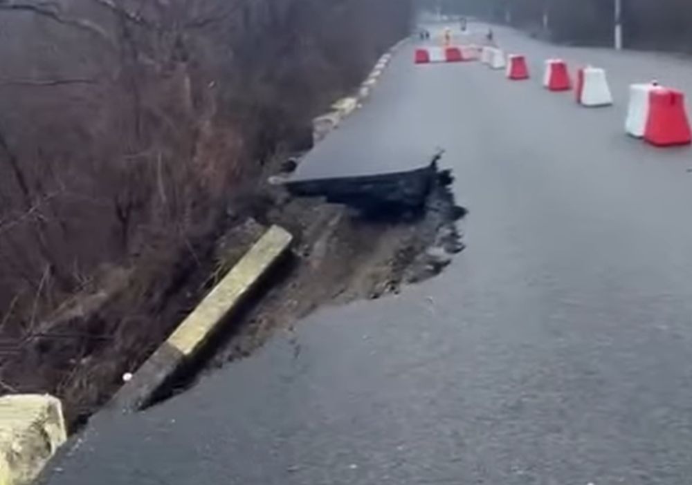 Alertă în Câmpina: șoseaua surpată după alunecarea de teren