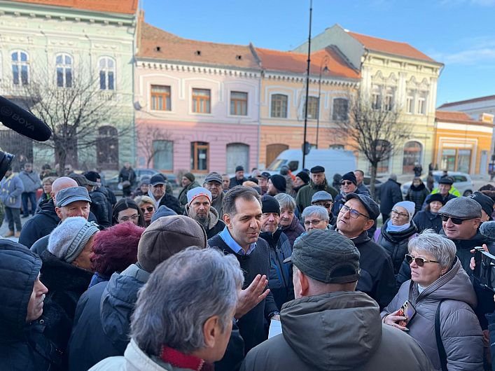 Sute de oameni au protestat luni împotriva măririi taxelor și impozitelor, în fața Primăriei din Sfântu Gheorghe. Primarul a ieșit printre protestatari: „Îi înțeleg”. Foto: CovasnaMedia.ro