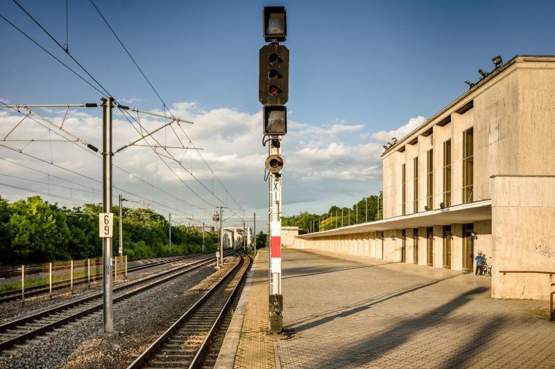 Gara Băneasa, simbol regal al Capitalei, e pe linie moartă. Are valoare uriașă, dar lipsește din Lista Monumentelor din București