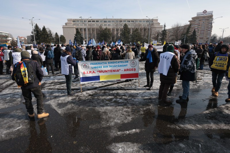 FOTO VIDEO Protest al profesorilor în faţa Guvernului. „Urmează greva generală” / Principalele revendicări ale manifestanților