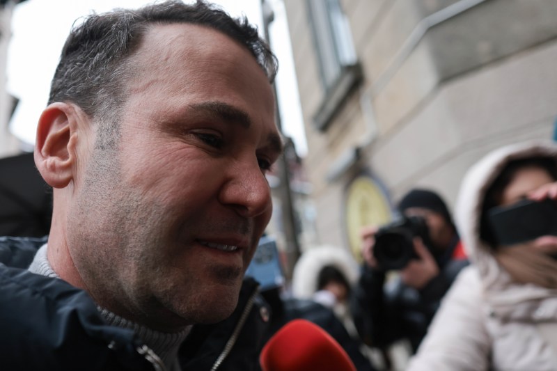 Robert Negoiță, audiat la DNA după perchezițiile făcute de procurori la locuința sa și la Primăria Sectorului 3. E acuzat că a construit din bani publici un drum pentru fratele său, dezvoltator imobiliar / Reacția primarului