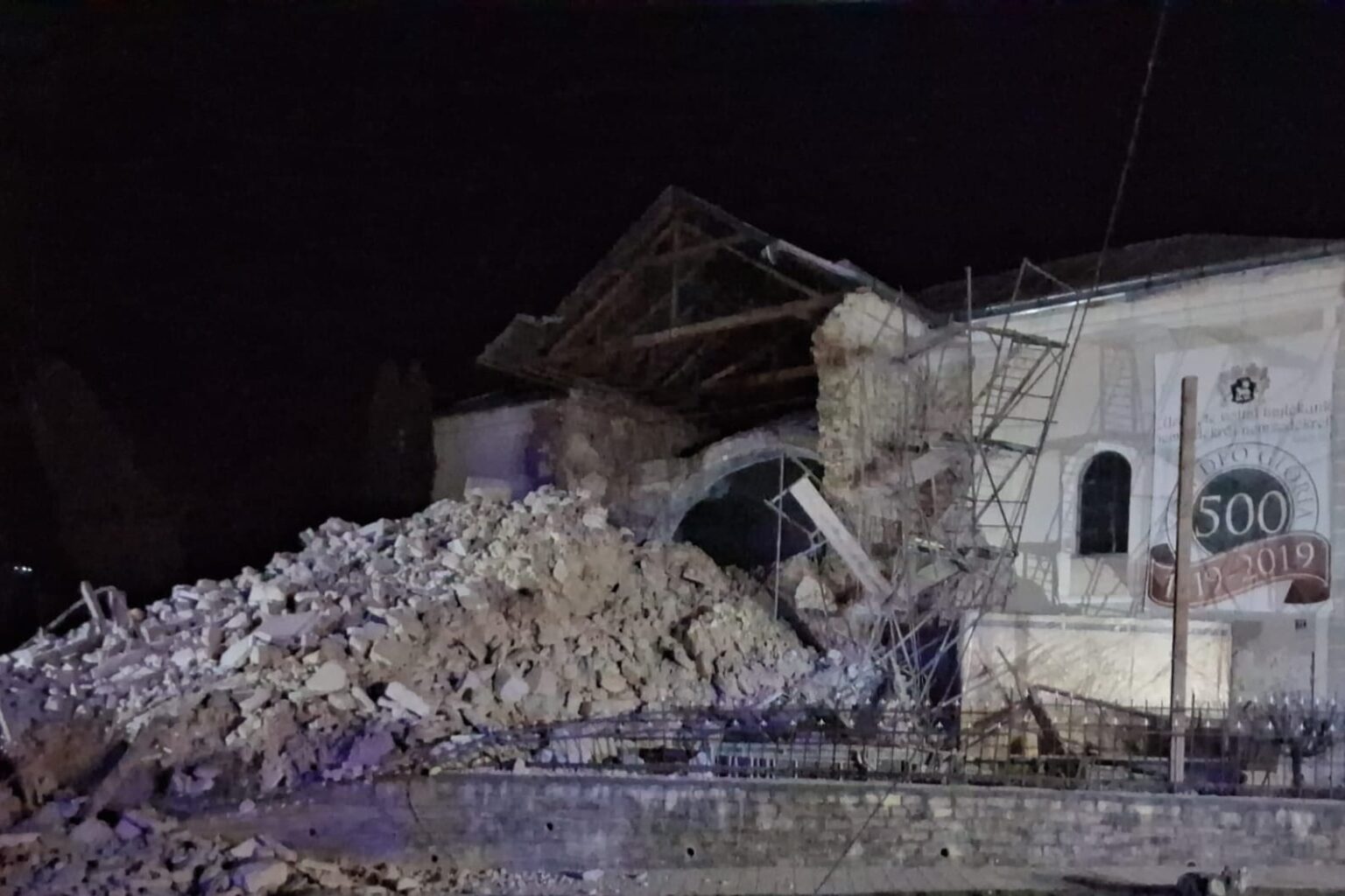 FOTO / VIDEO O biserică s-a prăbușit parțial în județul Sălaj. O polițistă a fost rănită / Echipele de intervenție caută posibile victime sub dărâmături