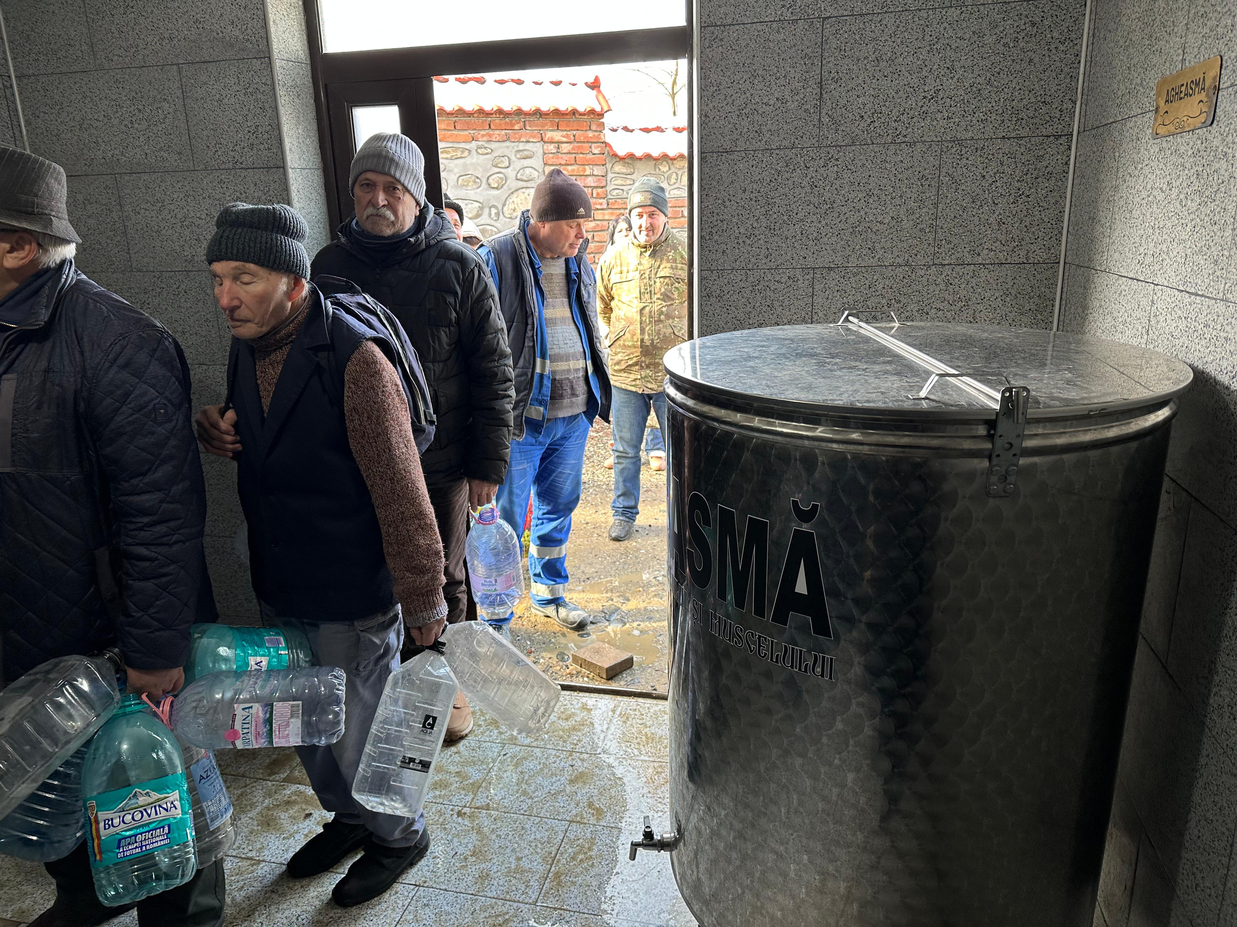 REPORTAJ. Un oraș de 40.000 de locuitori din UE, fostă capitală regală a României, stă de trei luni fără apă potabilă: „Neagră ca pământul”