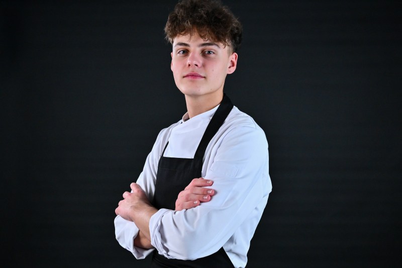 La doar 17 ani, Fabian Lupoi va reprezenta România la cea mai prestigioasă competiție gastronomică din lume: „A existat un moment în care presiunea s-a simțit foarte puternic”