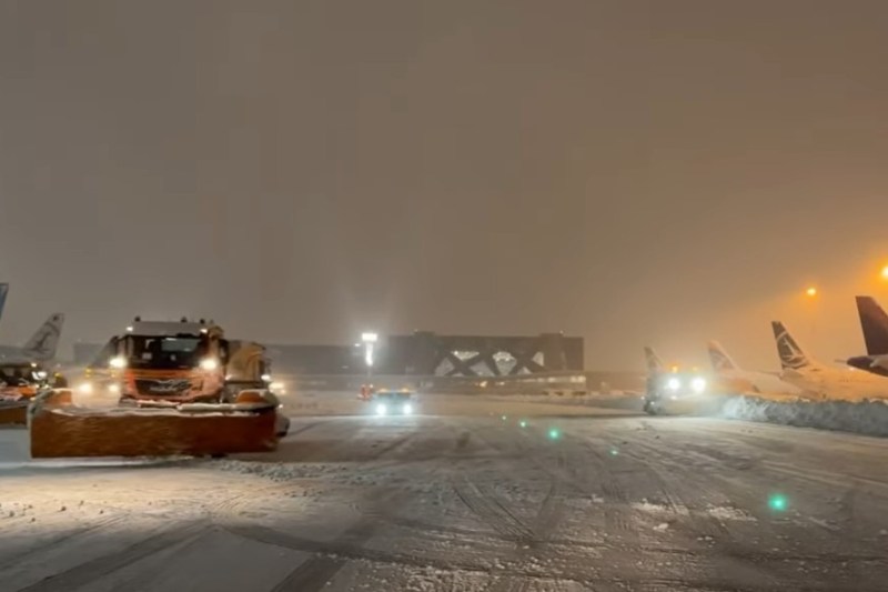 VIDEO „Deocamdată nu se poate decola și ateriza”. Care este situația pe aeroportul Otopeni și când vor fi reluate zborurile / Câți pasageri sunt afectați