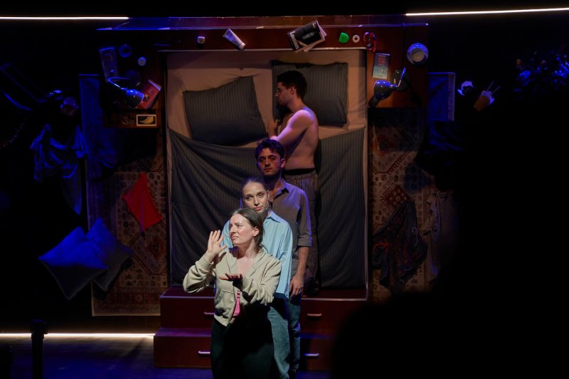 Un spectacol de teatru cu actori surzi, după un text scris de realizatorul seriei „Adolescence”, deschide discuția despre incluziune în teatru: „Nu ne lipsește talentul, ci încrederea de a fi văzuți”