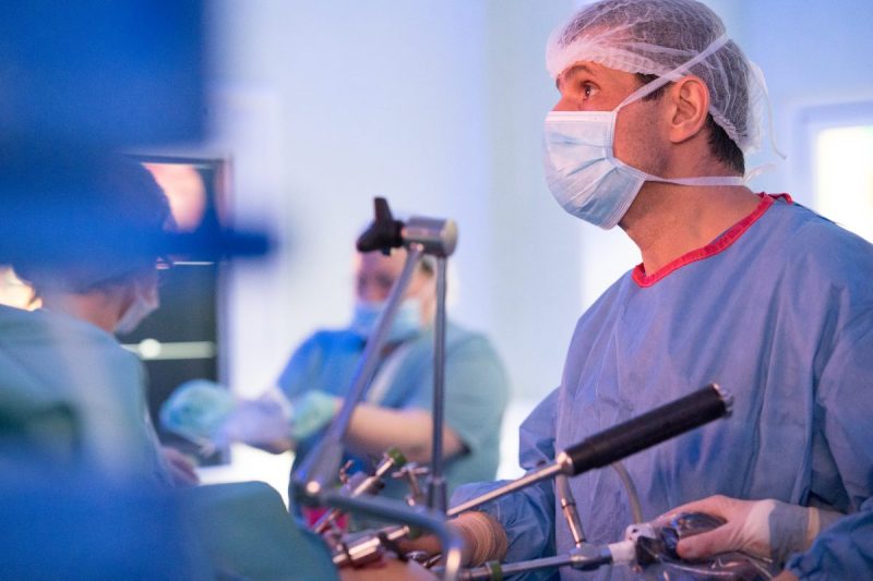 Centrul de Excelență în Chirurgie Colorectală, locul unde peste 95% din pacienți sunt tratați minim invaziv. Prof. dr. Cătălin Copăescu: „Rata complicațiilor este de până la 10 ori mai mică comparativ cu centre obișnuite”