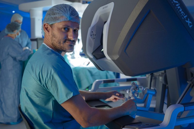 Dr. Felix Dobrițoiu, medic chirurgie toracică, cu competențe în chirurgia robotică: „Nu am refuzat niciodată un pacient operabil”