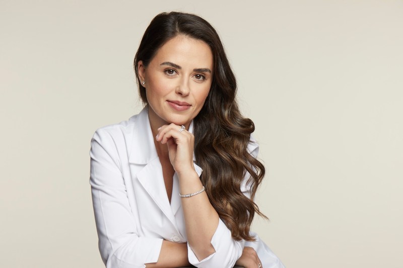 Îmbătrânirea pielii poate fi încetinită, chiar și cu un bagaj genetic nefavorabil. Dr. Andreea Moroianu, medic specialist dermatolog: „Ce facem zilnic influențează mult expresia genelor”