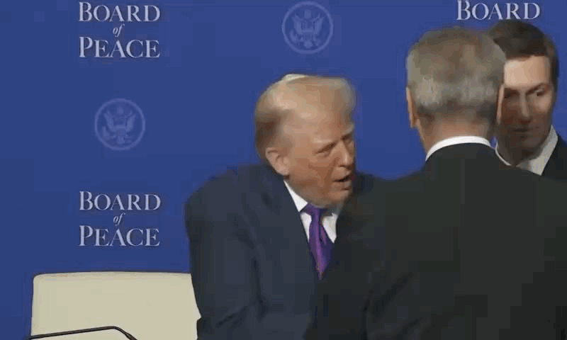 VIDEO Board of Peace: La final, Nicușor Dan s-a dus la Donald Trump și au apucat să-și dea mâna, dar a apărut un om de ordine