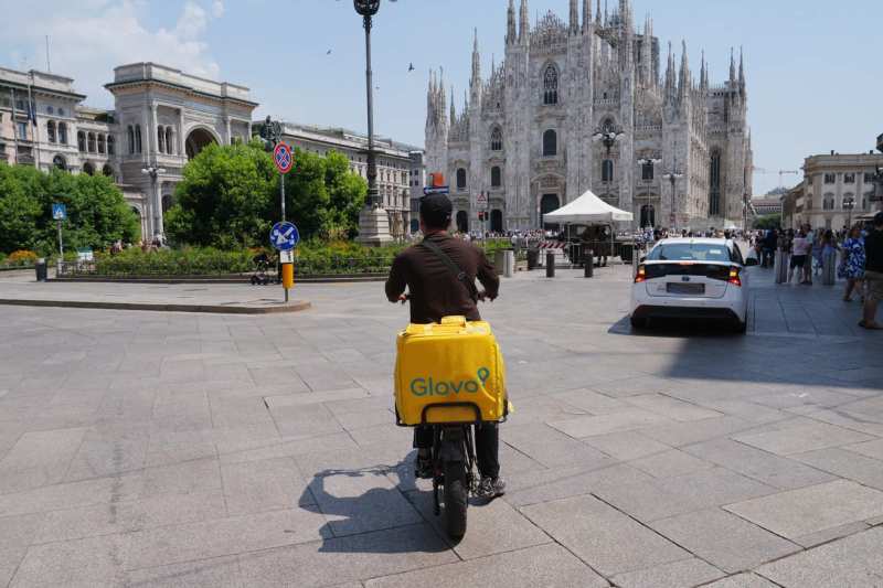 Filiala italiană a Glovo, investigată pentru exploatarea livratorilor, plătiți cu sume care îi țin sub pragul sărăciei