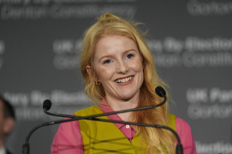 O instalatoare a ajuns deputată în parlamentul britanic. Victorie istorică a Partidului Verde în lupta cu laburiștii premierului Starmer și naționaliștii din Reform UK
