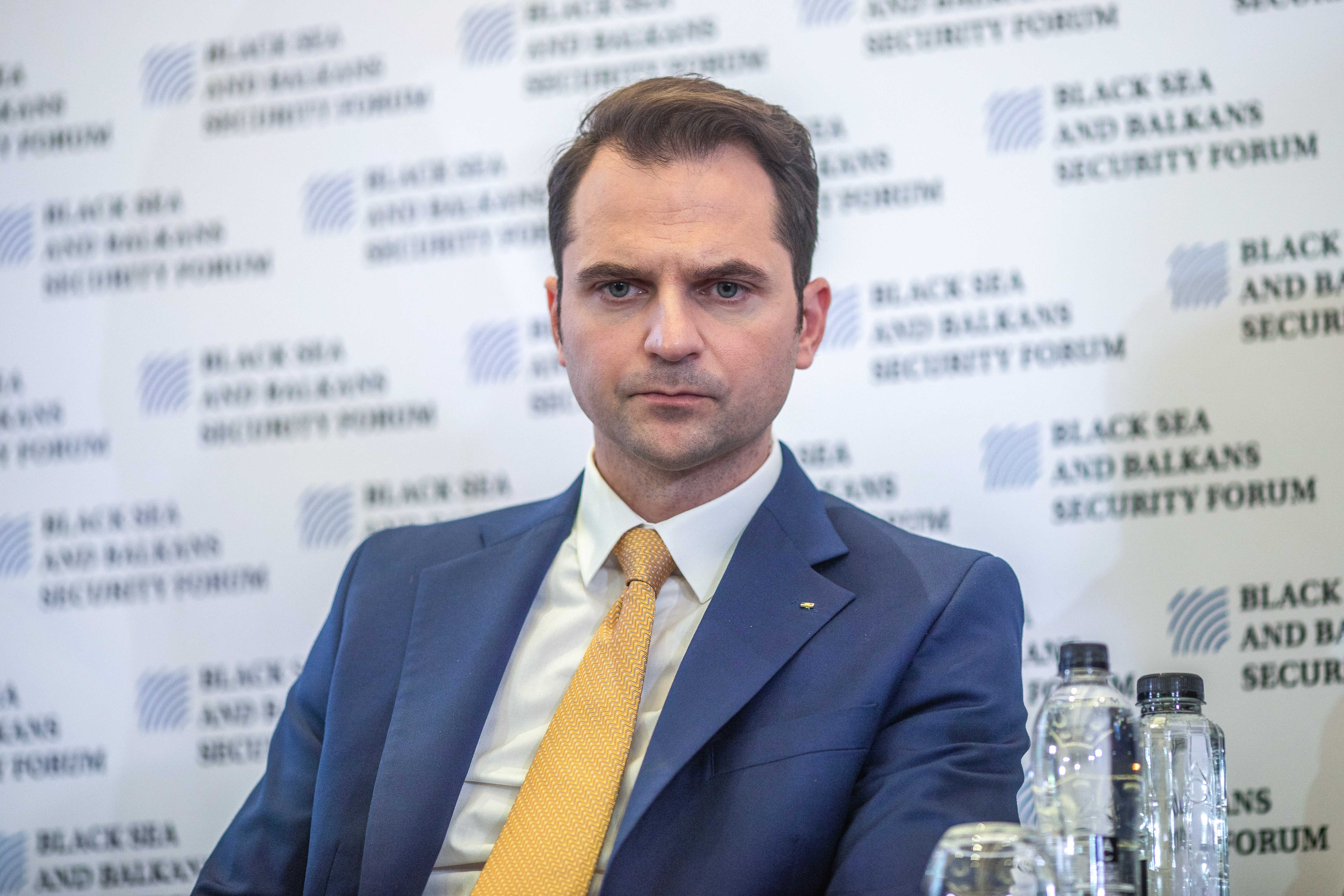 Consilierul onorific al premierului, reclamat la CNCD după o declarație despre bugetari, în care spus că sunt „incompetenți, hoți sau nebuni”. Reacția lui Burduja