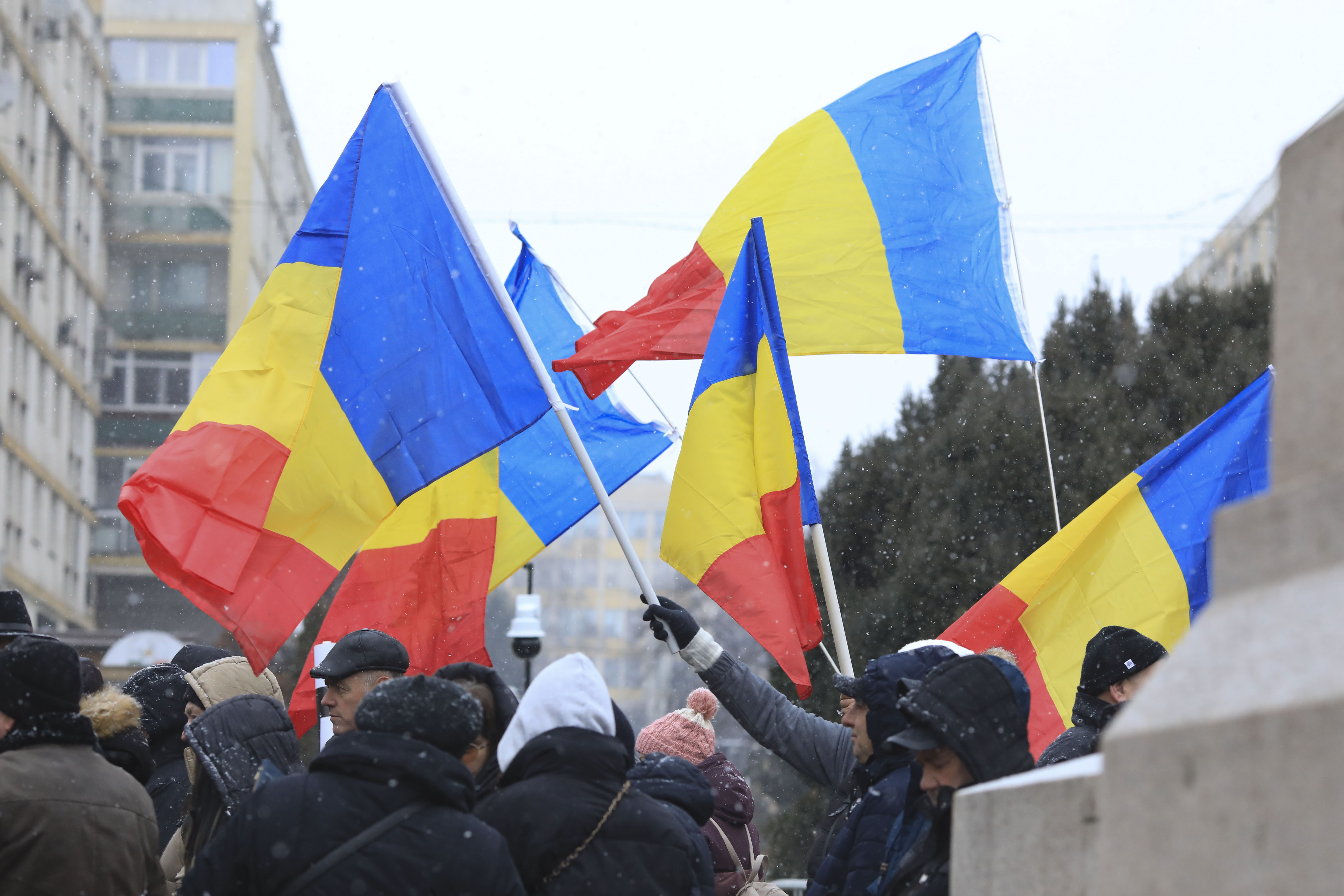 „Toată țara e în șah în fața unei minorități zgomotoase care strigă «Noi suntem poporul» – avertismentul a doi istorici români care au scris ceva care nu e de văzut noaptea