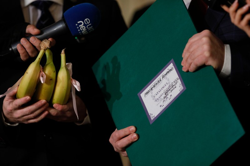 Poza pentru articolul LIVE Scandal în Senat, unde se dezbat trei moțiuni simple ale opoziției, care a adus banane în plen. Ilie Bolojan, explicații printre huiduieli / Atacuri și din PSD la adresa Guvernului – VIDEO